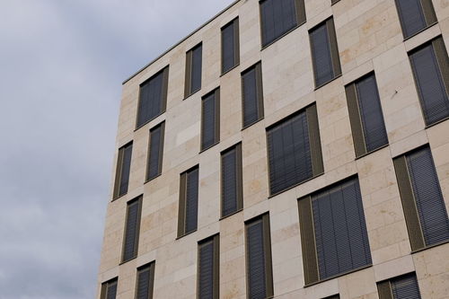 高层建筑外墙贴砖限制 层数与安全标准的探究